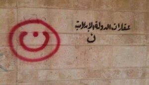litera nun na budynku w Iraku