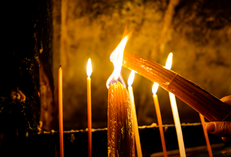 33 świece z Jerozolimy płoną